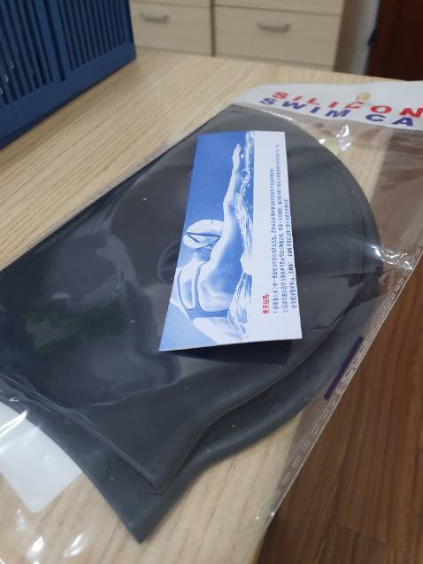 Đã mua sp lần 2. Kính êm, ko bị mờ, mềm mại. Sản phẩm rất chất lượng. Được tặng kèm mũ. Mua tiki gói hàng rất ưng.