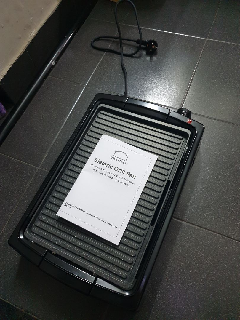 Ưng quá nên mình phải review ngay. Mặt nướng đá chống dính rất tốt, nướng khói rất ít, bếp nóng đều đủ sẽ điều chỉnh nhiệt độ giữ đồ ăn không khét, không dính vào mặt bếp. Mình ban đầu chỉ ngại công đoạn rửa, nhưng thao tác rất dễ. Chỉ cần để mặt bếp nguội, dội qua nước là mỡ và thức ăn thừa sẽ trôi hết, sau đó rửa nhẹ nhàng. Khay đựng mỡ cũng không dây bẩn ra phần dây dẫn nhiệt, rửa mặt bếp và khay mỡ xong chỉ cần lau bếp bằng khăn giấy ướt cho sạch vết mỡ bắn là được