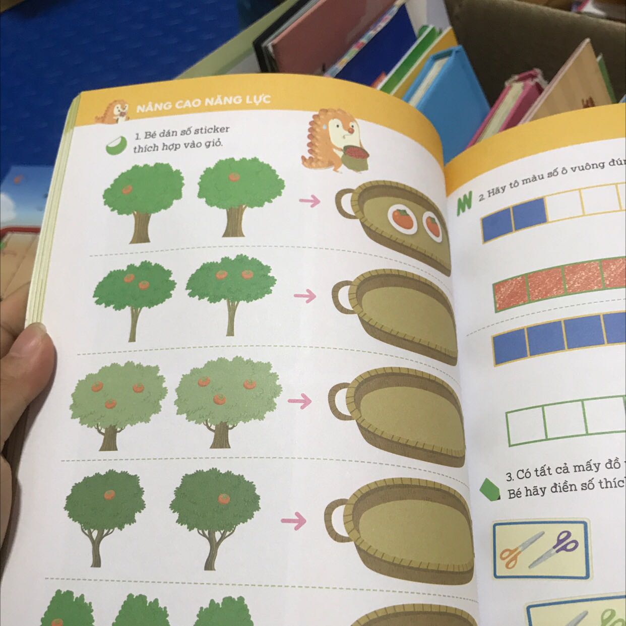 Sách khổ to, dày. In màu sắc nét phù hợp với trẻ nhỏ. Nhiều bài tập. Đa dạng các hình thức câu hỏi và trả lời. Có cả hình dán vừa chơi vừa học. Rất đáng mua