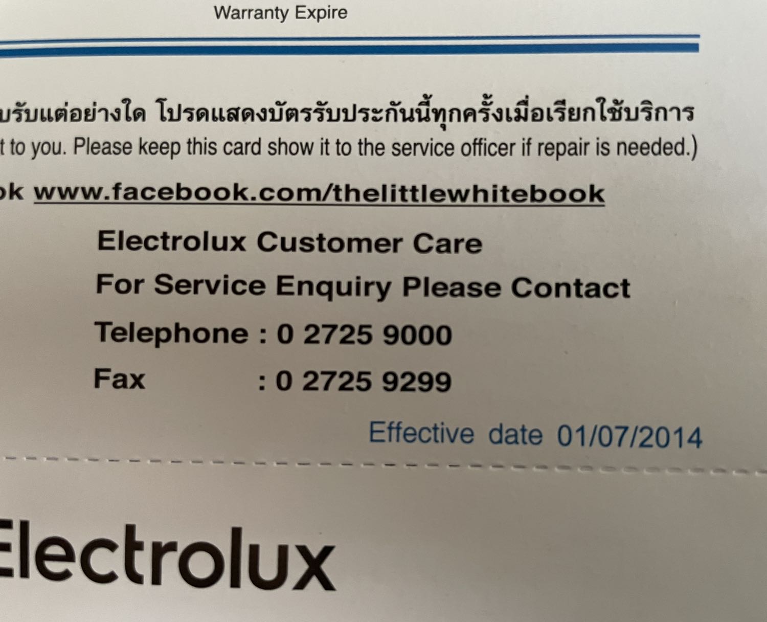 Máy mở hộp ra thấy nước vàng đọng lại khắp nơi, thậm chí vào tận bên trong máy. Khả năng này là do nước mưa do lưu kho không tốt, nước ngấm qua hộp nên mới có mày vàng. 
Thắc mắc nữa là phiếu bảo hành toàn tiếng Thái, không ghi hạn bảo hành, ngày bắt đầu bảo hành là bao giờ. Effective date từ 2014???