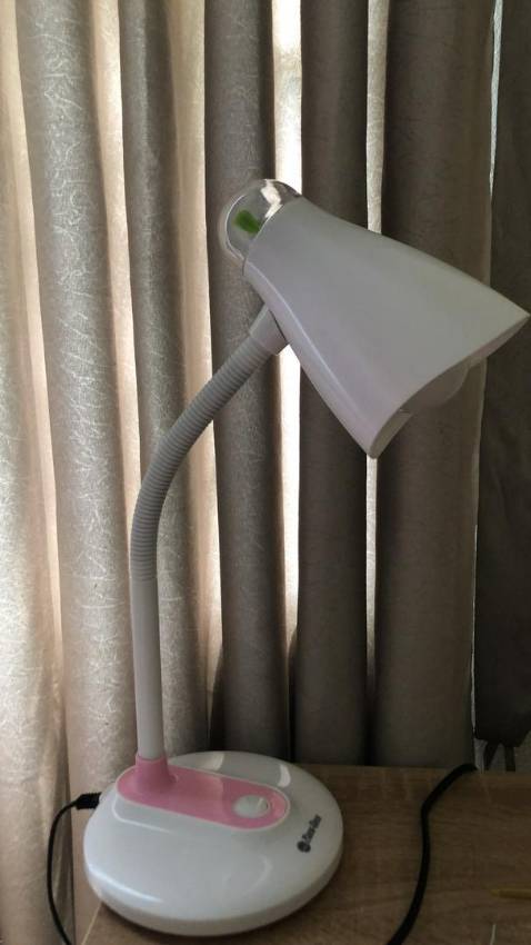 Shop đóng gói chắc chắn 
Đèn xinh lắm ạ, có mầm cây cute ghiaaaa :3 
Ánh sáng vừa phải