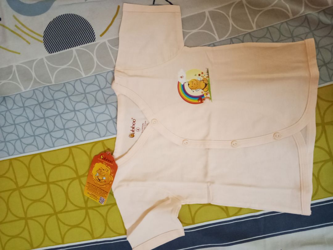 Áo này vải siêu mềm, mịn, mát, cực thích, đường chỉ may chắc chắn, vải co giãn vừa, độ dài và rộng của sản phẩm cũng phù hợp với bé. Tiếc là sản phẩm chỉ có màu trắng, chưa đa dạng loại có hoạ tiết hoặc màu khác để khách hàng có nhiều lựa chọn sẽ hay hơn.