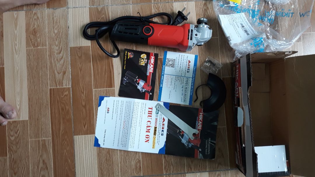 Đóng gói hộp thiếu tay nắm phía trên đầu của máy. Yêu cầu gửi cho tôi đủ phụ kiện kèm theo máy.