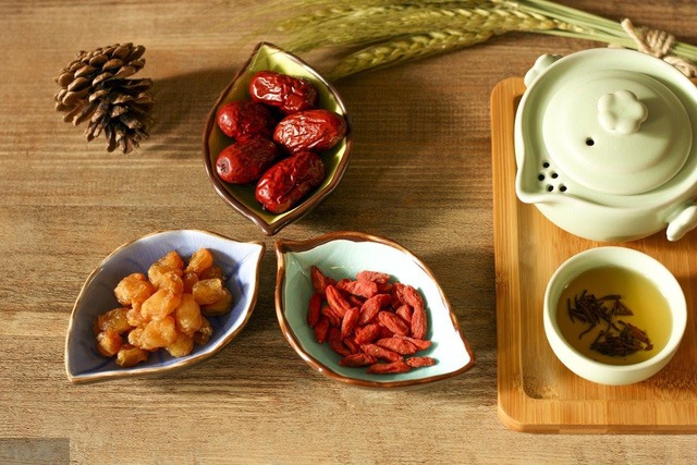 hàng ok lắm hạt to đều , ăn thôi củng ngon
Chỉ cần mỗi ngày lấy 15 g kỷ tử hãm với nước sôi trong bình kín, sau chừng 15-20 phút là ta đã có được một thứ nước màu đỏ đẹp, thơm ngon, vừa có tác dụng giải khát thay trà lại vừa tốt co sức khỏe