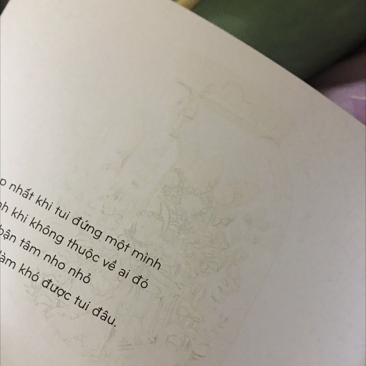 Sách tác giả vẽ rất oke nhưng chất lượng mực in thì rất cùi, tác giả nên xem xét lại việc hợp tác với nhà xuất bản.
Hong biết mình xui ha gì nhưng sách của mình khi tô lên nét mực thì 100% là bị lem ra, tô xong 1 trang lật ra sau nó hằn hết hình của trang bên kia lên mặc dù mình tô màu chì nhẹ hàng và không hề đề mạnh!? Và những cuốn sách tô màu trước của mình thì không hề bị vậy :-?