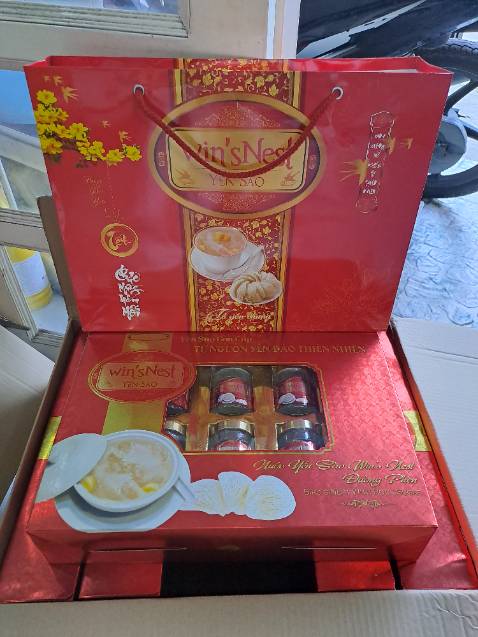 Giao hàng sớm hơn dự kiến. Anh Shipper rất dễ thương. Sản phẩm y hình, nhà bán uy tín. Có kèm theo Túi đựng nữa, thích hộp làm Quà Biếu rất lịch sự. Nhà mình mua 1 lúc 2 combo luôn, loại đường phèn và nhân sâm. Sẽ ủng hộ tiếp tục Shop này.