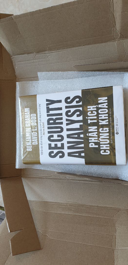 Fahasa đóng gói hơi sơ sài hên là không ảnh hưởng lớn đến sách.Người đọc sách thường thích sách mới đẹp ko cong bìa nên Fahasa lưu ý khi đóng gói nha.Bên các nhà sách khác như Alphabook và Nhã Nam gói sách kĩ lắm mấy lớp luôn nên nhìn rất thích.Còn chất lượng sách thì chưa đọc nên chưa review được.