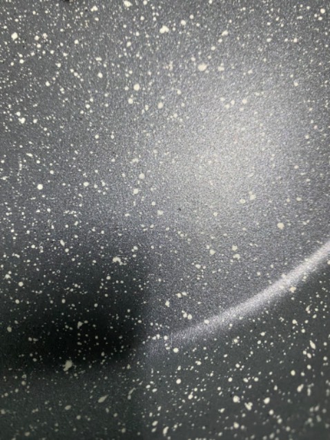 Hình dáng chảo móp méo , không tròn đều. Về mặt chảo có vết lõm sẽ ảnh hưởng chất lượng nấu .