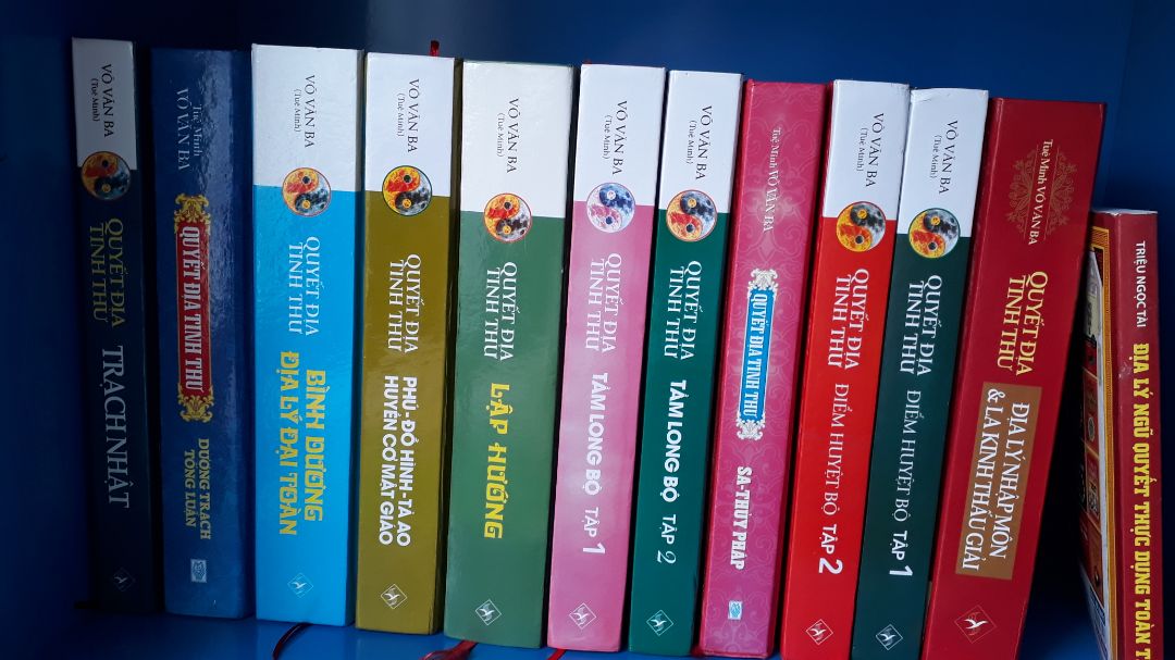 Mình là thầy giáo, không phải thầy phong thủy, có chút hiểu biết sơ sơ và yêu thích phong thủy nên đã rước về gần hết bộ Quyết địa tinh thư của Tuệ Minh - Võ Văn Ba. Với nhiều người thì chỉ cần 2 quyển Địa lý nhập môn và Lập hướng là ổn rồi, vì thời nay mà tầm Long, điểm Huyệt, khán Sa, vọng Thủy, định Cục, lập Hướng chắc là hiếm lắm. Số người này bên cạnh đam mê họ còn làm vì phần việc của mình nên sách vở, kiến thức sẽ tự nhiên có.
Quyển Trạch nhật này tôi mua sau cùng vì cũng đã đọc sơ qua ở nhà sách. Thật ra đây là quyển đứng hàng cuối cùng trong các quyển Tinh thư của tác giả, đáng lý với tầm của tác giả thì nên viết Trạch nhật, Tạo mệnh trong phong thủy thì tốt hơn nhiều... Tôi hơi dài dòng, sorry!
Tóm lại, tôi đánh 5 sao để cảm ơn tác giả nhưng tôi không đánh giá cao quyển này như nhiều quyển trong bộ Quyết địa tinh thư.