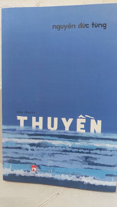 “ Chúng nói về tất cả mọi thứ trừ chính câu chuyện ấy, thế là anh viết một cách cẩu thả, không có kỷ luật, trên những tờ giấy rời, trên bất cứ tờ giấy nào anh thấy được, vứt chúng khắp nơi, anh không bao giờ có thể viết một mạch, tất cả những dòng ghi chú ấy đều là những mảnh đứt gãy, nối liên với nhau bởi một sợi dây vô hình, sự tưởng tượng, niềm hối hận, nỗi phản kháng vô hình đối với số phận, dù viết về đề tài nào thì cuối cùng anh cũng lần ra ở những rải rác ấy mạch ngầm của câu chuyện cũ..” 
Trích từ tác phầm
Khác với nhiều tiểu thuyết thường có bố cục, nội dung cốt truyện  rõ ràng, “Thuyền” là những ghi chép của tác giả dựa trên những hồi tưởng từ quá khứ xen lẫn với những cảm xúc hiện tại.   Tác phẩm là tập hợp các mảnh ký ức rời rac, nhiều chỗ lộn xộn đan xe giữa hiện thực và hư ảo. Mô típ của Thuyền có lẽ khá giống với “ Nỗi buồn chiến tranh “ của Bảo Ninh hay gần đây là “Bản chất của người“ của Han Kang. Thuyền do vậy khá kén người đọc, nó có thể hấp dẫn giới phê bình với nhiều nội dung giàu triết lý nhân sinh cùng những thủ pháp nghệ thuật khá mới mẻ, nhưng với người đọc bình dân tò mò về những sự kiện lịch sử sống động, ngõ hầu muốn chia sẻ cảm xúc về những câu chuyện bi thương thì có lẽ nó chưa đạt được như kỳ vọng.