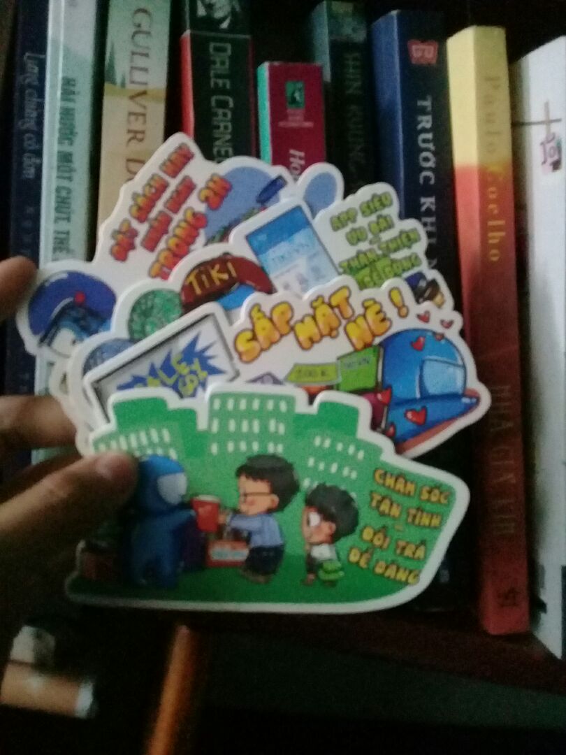 Lúc đầu mình xem ảnh của cuốn sách này trên tiki cứ ngỡ nó to như mấy cuốn bình thường ai dè khi mới mua về nó nhỏ như cuốn từ điển, mình cũng khá bất ngờ khi được tiki tặng 4 bookmark tiki rất dễ thươngg, mãi ủng hộ tiki nè~?