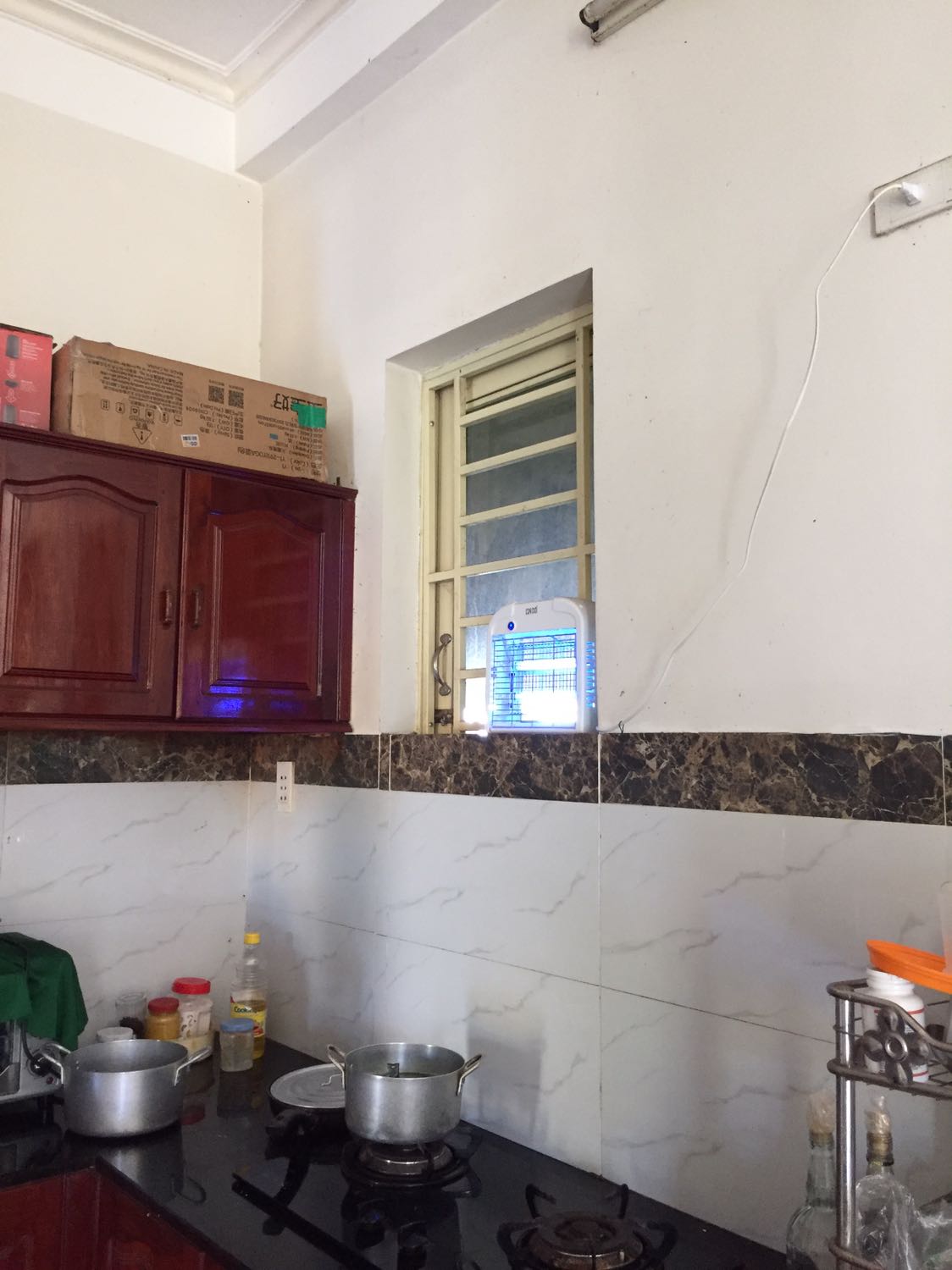 Chất lượng rất tốt hiệu quả thấy rõ rệt luôn, nổ to lắm.  Nhà mình nhiều muỗi nên diệt phê lắm luôn, nếu đêm xuống bếp thì bắt ruồi cũng khá lắm, 1 số đèn luoi điện yếu quá diệt ruồi hk hiệu quả đâu. Mình theo giỏi đèn này kĩ ròi đọc thông số kĩ thuật kĩ rồi nên mới quyết định mua. Bóng đèn hiệu FSL 1 thương hiệu về bóng đèn nỗi tiếng, tia lưới điện 2500v khá cao, công suất 12 w phù hợp hk quá sáng và quá yếu.