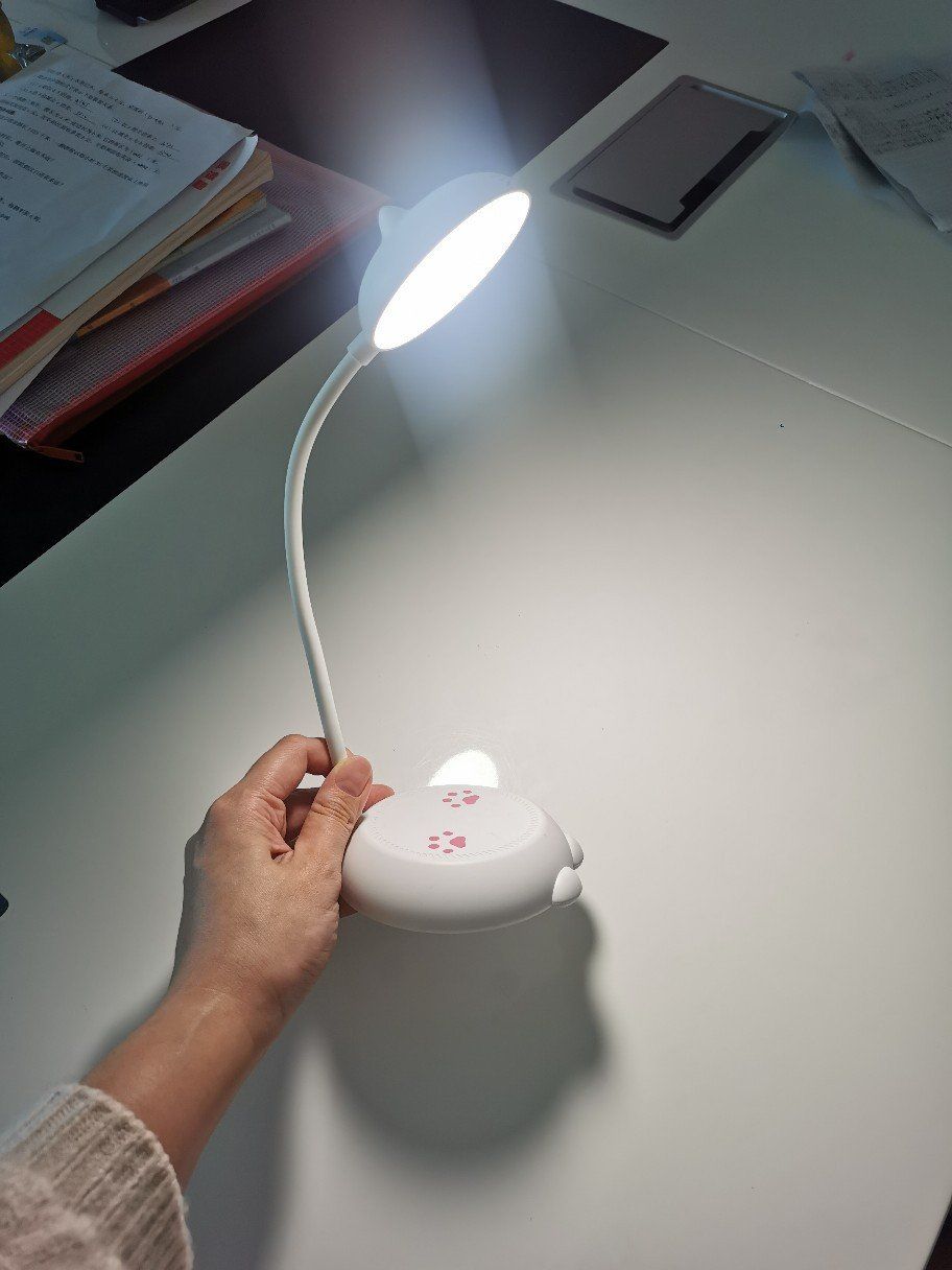 Mua về cho bé con nhà mình học. Cảm nhận đầu tiên là đèn này xinh xắn, đáng yêu, các bé rất thích nha. Đèn học hoạ tiết mèo. Nút bấm điều khiển cũng là hình vuốt mèo luôn. Có 3 chế độ sáng với mức quang phổ khác nhau, ánh sáng ổn định không bị nháy, không chớp. Sử dụng xong có thể gấp lại. Dùng để học bài, đọc sách báo, đọc truyện hay dùng đèn ngủ cũng được luô