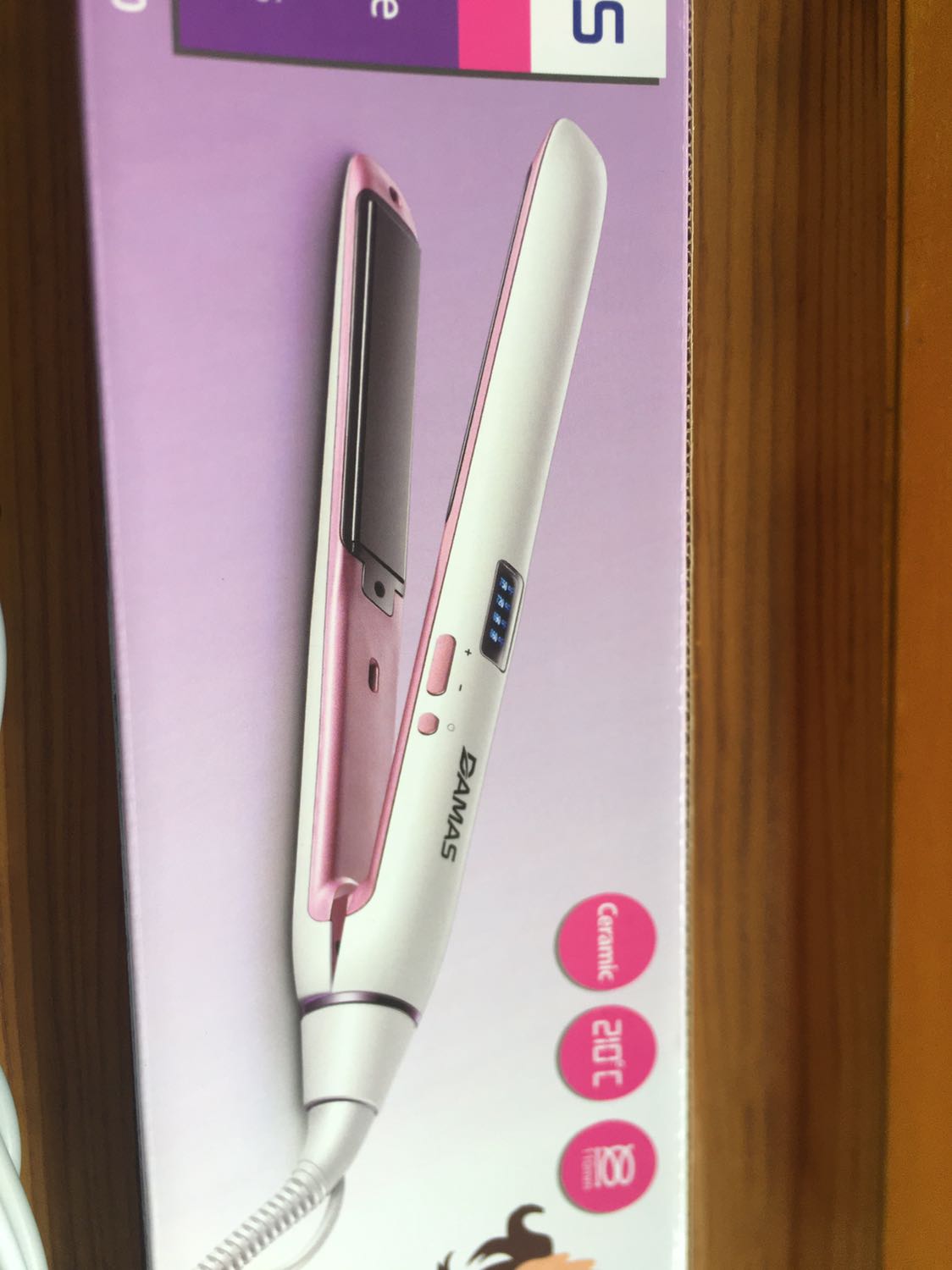 Shop giao đủ hàng 
Máy nhỏ gọn dễ mang theo 
Máy nhanh nóng, uốn tóc vào nếp rất nhanh 
Nếp tóc giữ được khá lâu nên không phải lo tóc nhanh duỗi nha các bạn
Máy có nhiều nhiệt độ để phù hợp với chất tóc của bạn
Nói chung là máy rất đáng tiền và nên mua nha các nàng
Món đồ quá là ưng ý