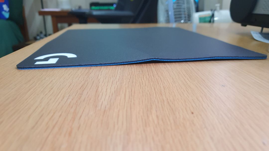 Đóng gói ẩu, pad chuột cứng nhưng lại bị gãy. Liên lạc shop thì không thấy trả lời.