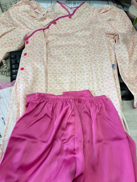 Áo dài vải cotton, mềm và thấm hút mồ hôi tốt. Đường may mũi chỉ cẩn thận. Đồ của bé nhà mình toàn của shop này.