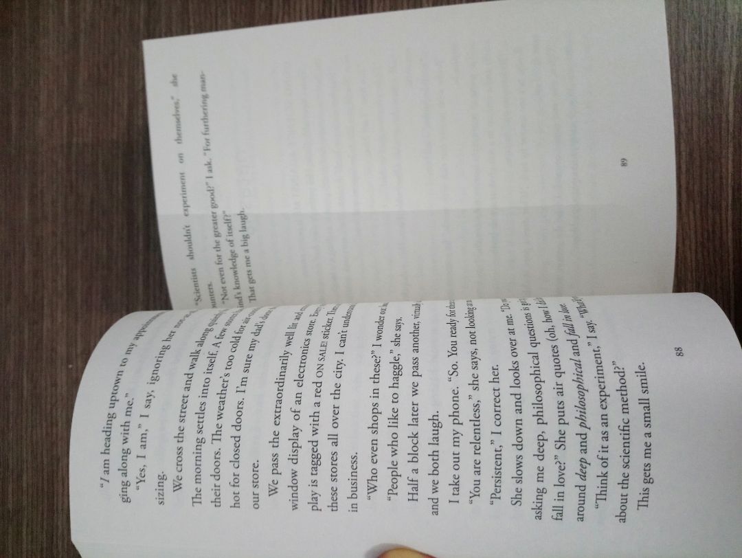 Sách giấy hơi tối màu, nhưng chữ to và dễ đọc, nội dung về phần giới thiệu khiến mình tò mò. Nếu bạn đọc cuốn này sẽ thấy một quan điểm khá hay của nhân vật nữ chính.