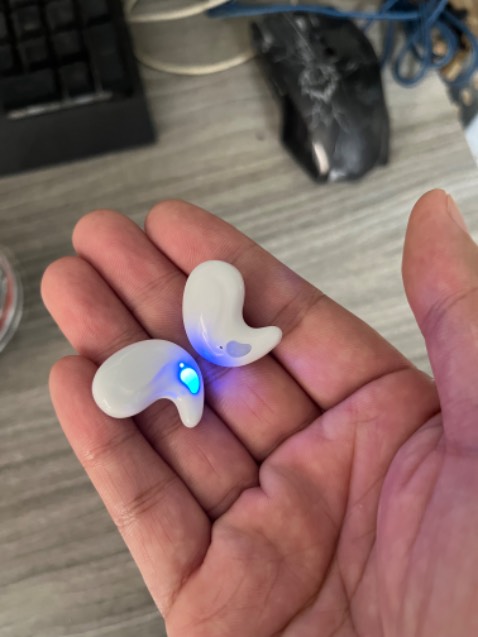 Dùng được hơn 1 tuần mới để lại đánh giá. Hàng nguyên seal, nhận hàng rất thích. Tai nghe nhỏ gọn, mịnh thuộc diện tai nhỏ nhưng nhét vẫn vừa tai. Pin lâu nghe đc 4 tiếng. Hộp sạc nhỏ gọn, sạc thêm đc 2-3 lần cho tai nghe nữa. Âm thanh tạm ổn thôi, nhưng mình dùng để thể dục và nằm nghe tiếng anh rất tiện nha