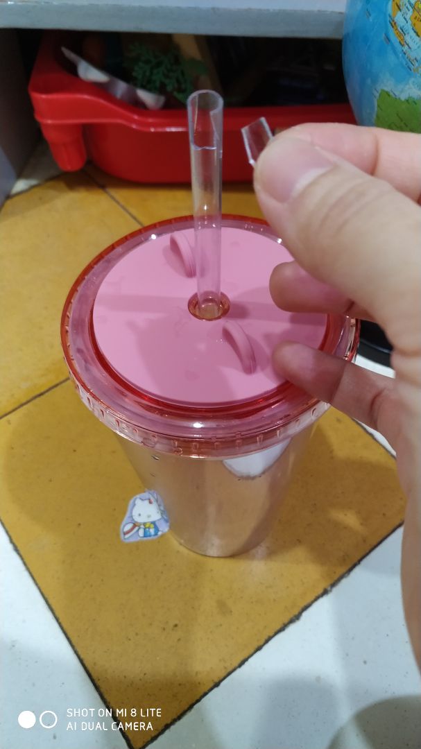 sản phẩm màu không đẹp bằng hình chụp. ly cũng chắc chắn. cảm giác nhựa nó giòn. mua 2 ly thì 1 ly có nắp bị dính keo dán nhựa. con mình 2 tuổi cắn 1 phát  vỡ cái ống hút ngay ngày đầu tiên sử dụng. mua giá 119k cũng thấy mắc hơn so với chất lượng.