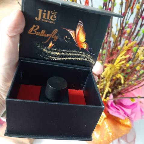 Quá xuất sắc, rất thơm, lại thơm lâu, hộp thì sang trọng.Giá cả hợp lý rất đáng đồng tiền