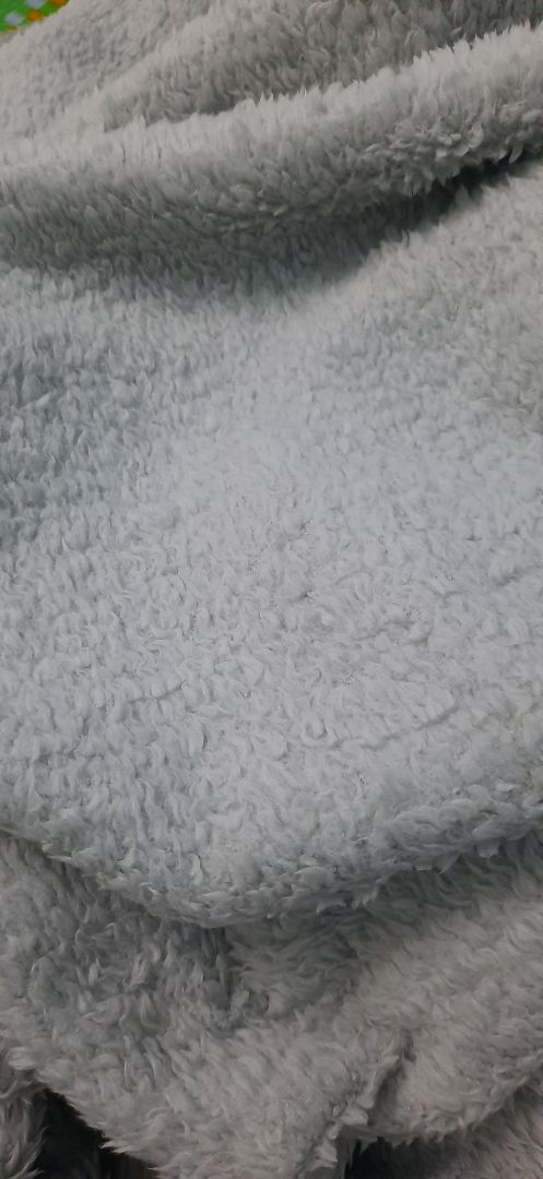 Giao lần 1 sai kích thước, chất liệu ổn. Giao lần 2 vẫn sai kích thước, chất liệu k ổn tý nào. chất mền cứ như được sử dụng qua rồi. lông rụng rất nhiều. sợi lông bết dính vào nhau. Đã mua rất nhìu lần trên tiki nhưng lần này cảm thấy thất vọng.