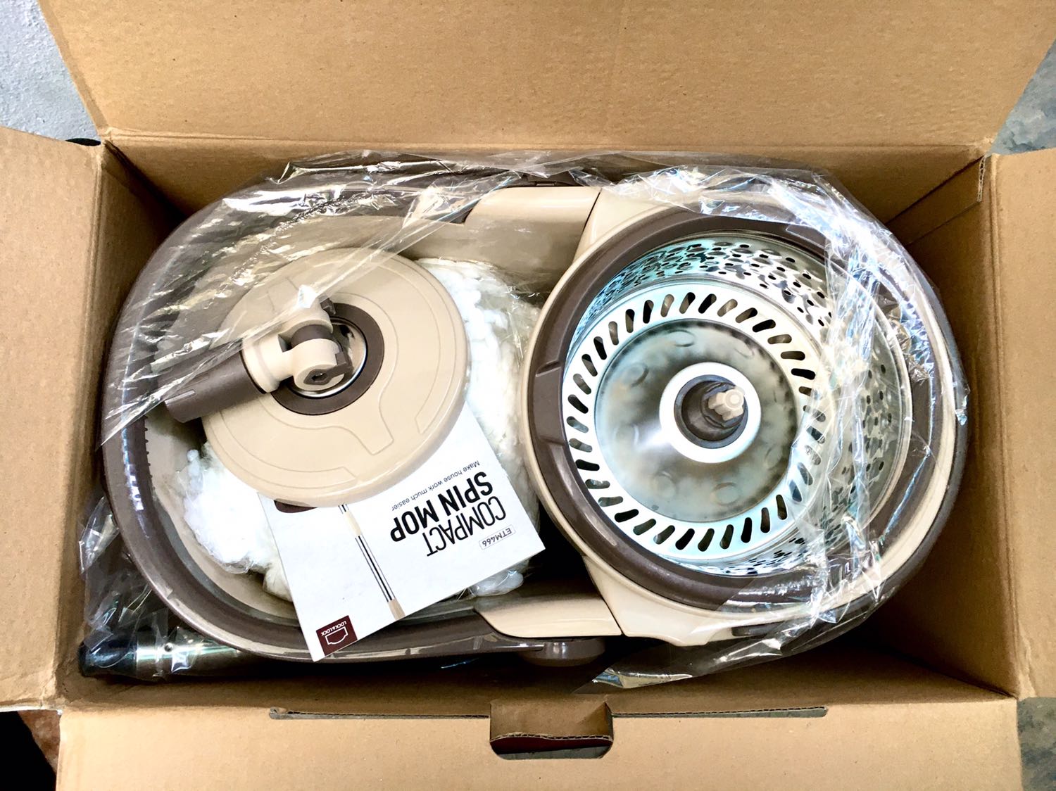 Hàng về chất lượng rất hài lòng. Hàng chắc chắn, cứng cáp, nuột nà, đẹp mắt. Chất lượng bông lau sàn rất ưng ý, vắt nước khô sạch, lau nhà khô rất nhanh. Hàng gọn nhẹ giá cả hợp lý.