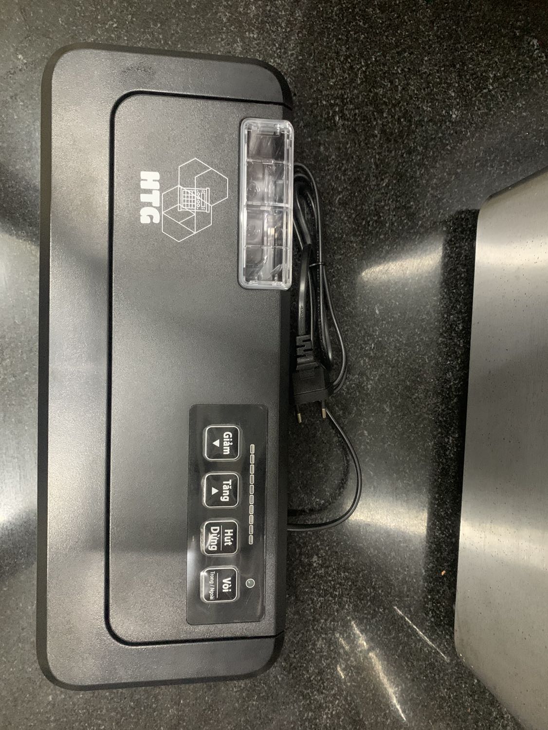 Đóng mở nắp rất cứng, không nhẹ nhàng. Cần cải tiến thiết kế này. Đóng mở nắp rất cứng, không nhẹ nhàng. Cần cải tiến thiết kế này.