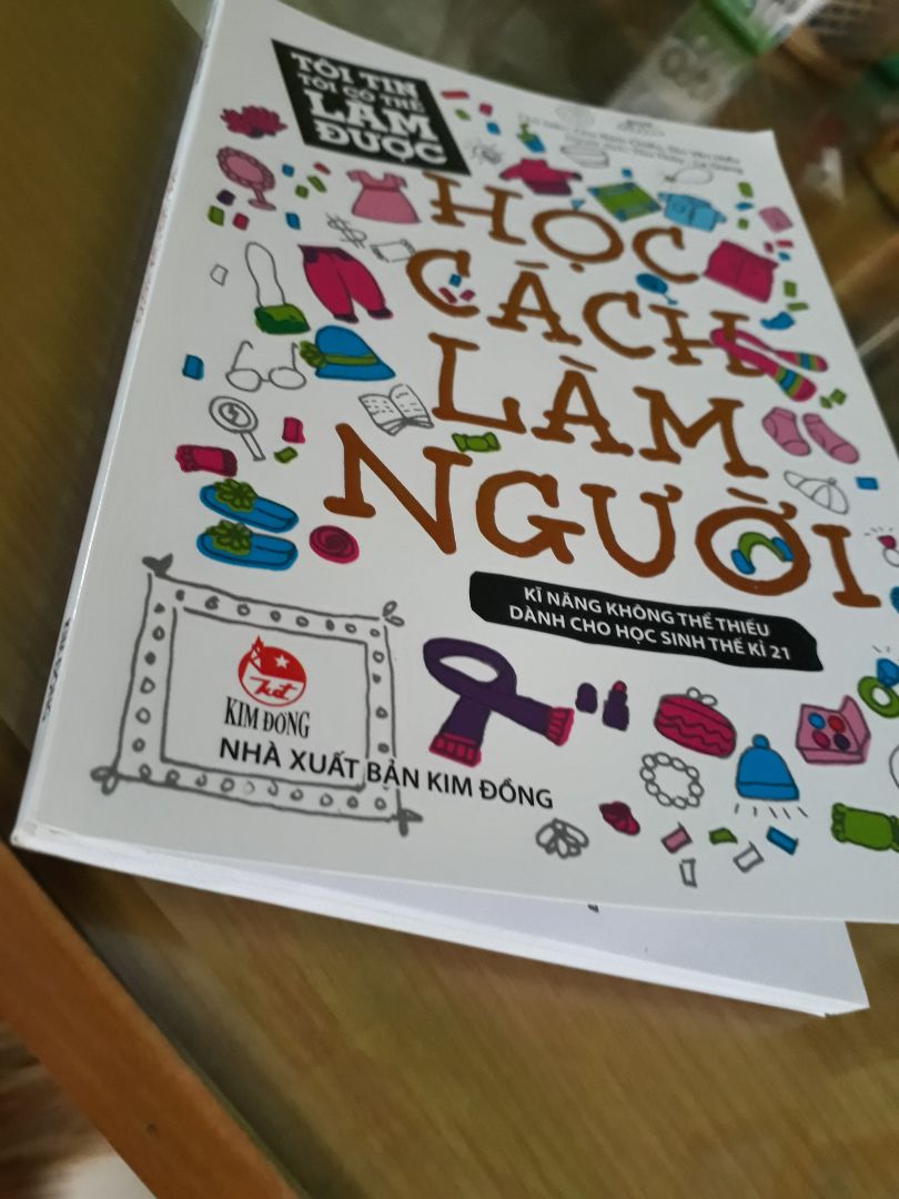 hàng quá mắc phi vận chuyển quá cao mà sách lại nhỏ nó còn bị ai chóc ra nữa. Mà trên bao bìa nó bán có 30.000 à mà trên tiki nó lại bán 40.000 luôn ấy chứ !