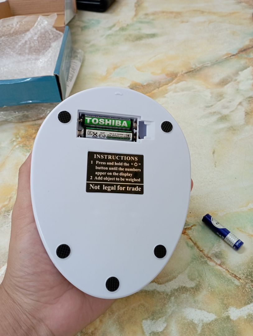 Cân không hoạt động, dùng pin kèm theo trong hộp không hoạt động, dùng pin mới khác cũng không hoạt động. Vui lòng đổi sản phẩm khác giúp tôi.