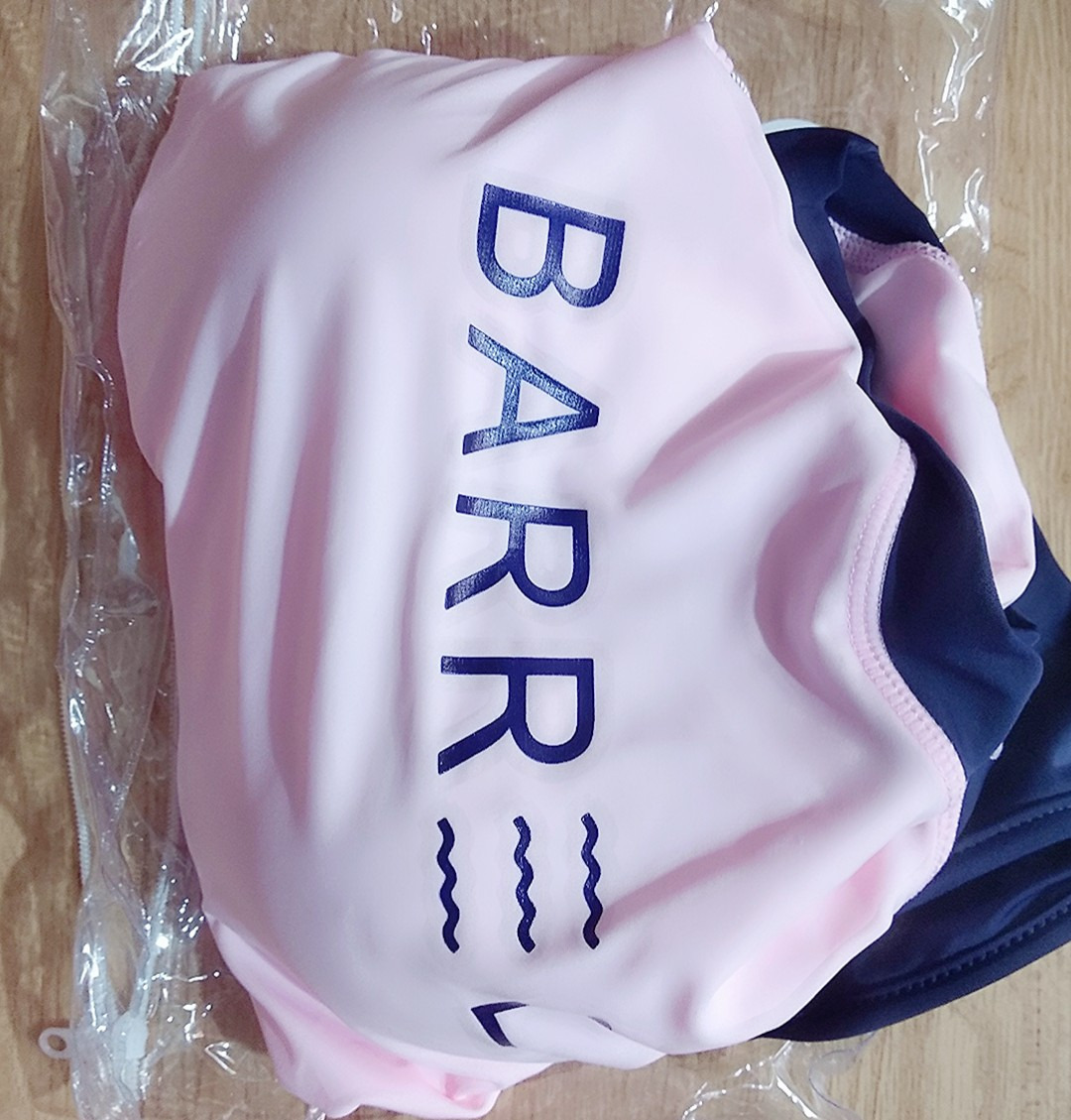 hài lòng về mẫu bơi màu hồng này, sẽ ủng hộ mẫu xanh lần sau:
- chất liệu rất tốt, mềm mại, đúng thun lạnh co giãn, đường may và họa tiết rất chất.
- cân nặng giống miêu tả của tiki.                     
- giá tốt so với chất lượng sản phẩm.
- tiki hỗ trợ nhiệt tình.
Cám ơn!