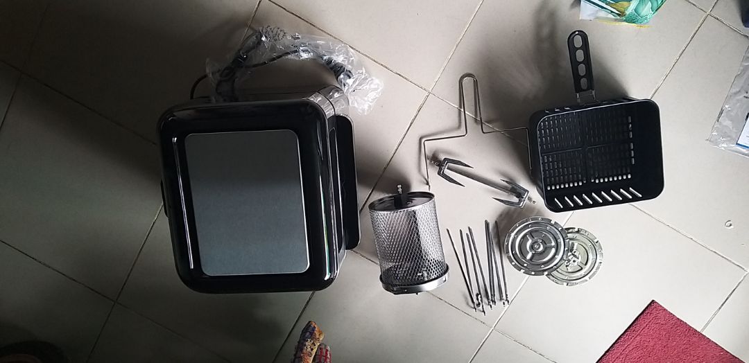 Mọi người mua hàng này cẩn thận. TH của mình bị thiếu linh kiện là khay hứng dầu + 2 khay lưới + 1 thanh sắt ngang để bắt lên nướng. Mình nghi là bị giao lại hàng đổi trả tại thấy có vết trầy xước + thiếu linh kiện. Gọi lên tổng đài nói sẽ bổ sung linh kiện mà cứ chờ hơn tuần không thấy giao. Mua 1 món hàng để nhà mà chưa được xài liền cảm giác rất khó chịu. Đây là lần đầu tiên mình đánh giá 1 sao cho một món hàng dù chưa xài nên chưa biết chất lượng thế nào. Đánh giá 1 sao này là cho bộ phận giao nhận hàng mà không kiểm tra lại hàng trước khi giao. Chờ thêm vài ngày nữa mà không có linh kiện bổ sung thì mình sẽ trả hàng ra ngoài shop mua cho rồi. Chứ hẹn mà không biết thời gian thì có mà tới Tết.