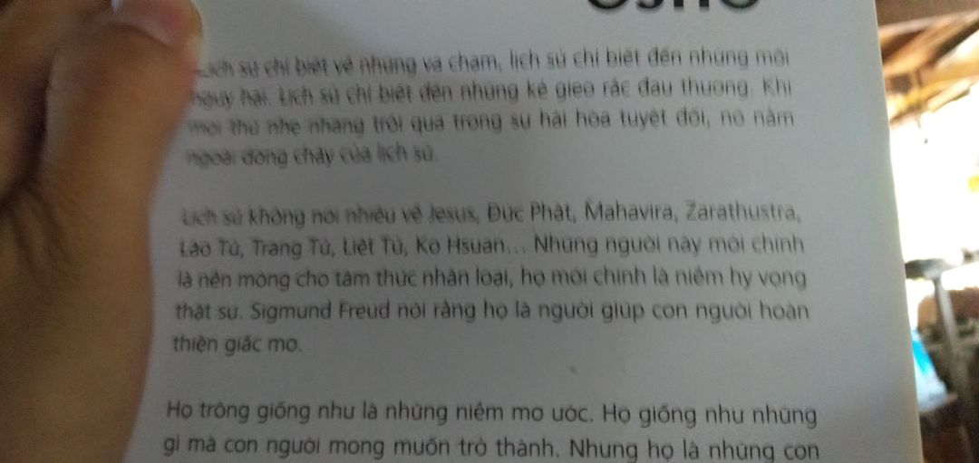 Giao hàng nhanh , sách rất đẹp còn nội dung thì quá tuyệt vời , quan điểm của Osho luôn làm cho chúng ta phải kinh ngạc , làm cho nhân sinh quan của chúng ta bị đảo lộn . Qua hai mươi phần trong sách mỗi phần phân tích cuộc đời của những Vĩ nhân như : Đức Phật , Jesus , Lão Tử , Krishnamurti  ,Pythagoras ... Từ  Tây sang Đông Osho đã đưa chúng ta vào kho tàng kiến thức cũng như cảm nhận và tư tưởng của ông về các ngài. Đây là cuốn sách đáng đọc nhất , chúc các bạn đọc sách vui vẻ ! Giao hàng nhanh , sách rất đẹp còn nội dung thì quá tuyệt vời , quan điểm của Osho luôn làm cho chúng ta phải kinh ngạc , làm cho nhân sinh quan của chúng ta bị đảo lộn . Qua hai mươi phần trong sách mỗi phần phân tích cuộc đời của những Vĩ nhân như : Đức Phật , Jesus , Lão Tử , Krishnamurti  ,Pythagoras ... Từ  Tây sang Đông Osho đã đưa chúng ta vào kho tàng kiến thức cũng như cảm nhận và tư tưởng của ông về các ngài. Đây là cuốn sách đáng đọc nhất , chúc các bạn đọc sách vui vẻ !