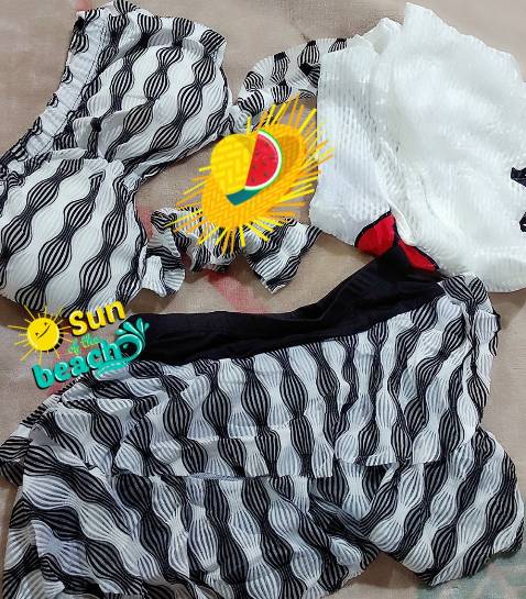 sản phẩm giống hình và miêu tả. có ba mảnh dễ mặc và tiện lợi.