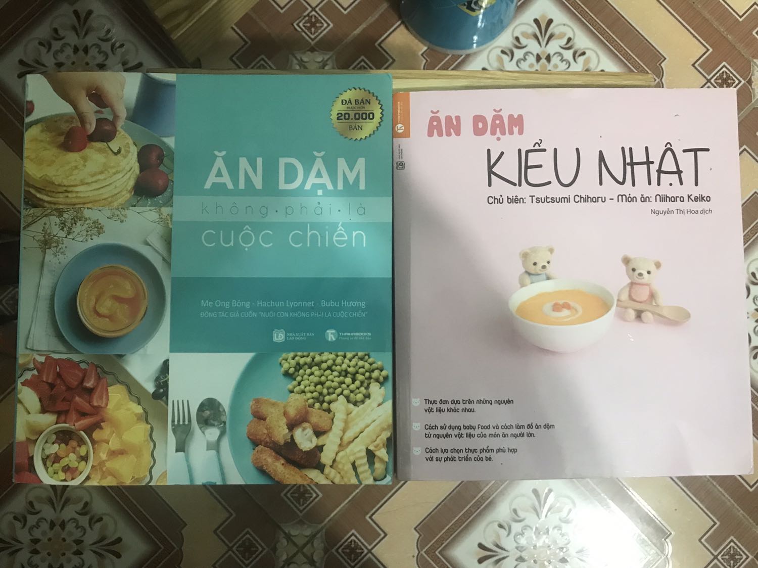 Sách được giao đến tay với chiếc hộp bị lủng! Vứt hộp từ hqa rồi nên ko chụp đc ảnh. Thương a ship nên nhận. Nhưng khâu đóng gói thật sự quá chán. Chồng mk động vào con hỏi sách cũ ak!!! Vì các vết bẩn ở sách như ảnh mk chụp. Mk thấy thường là sách mới sẽ có nilong bọc cả quyển. Nhưng lúc mk nhận ko thấy có...