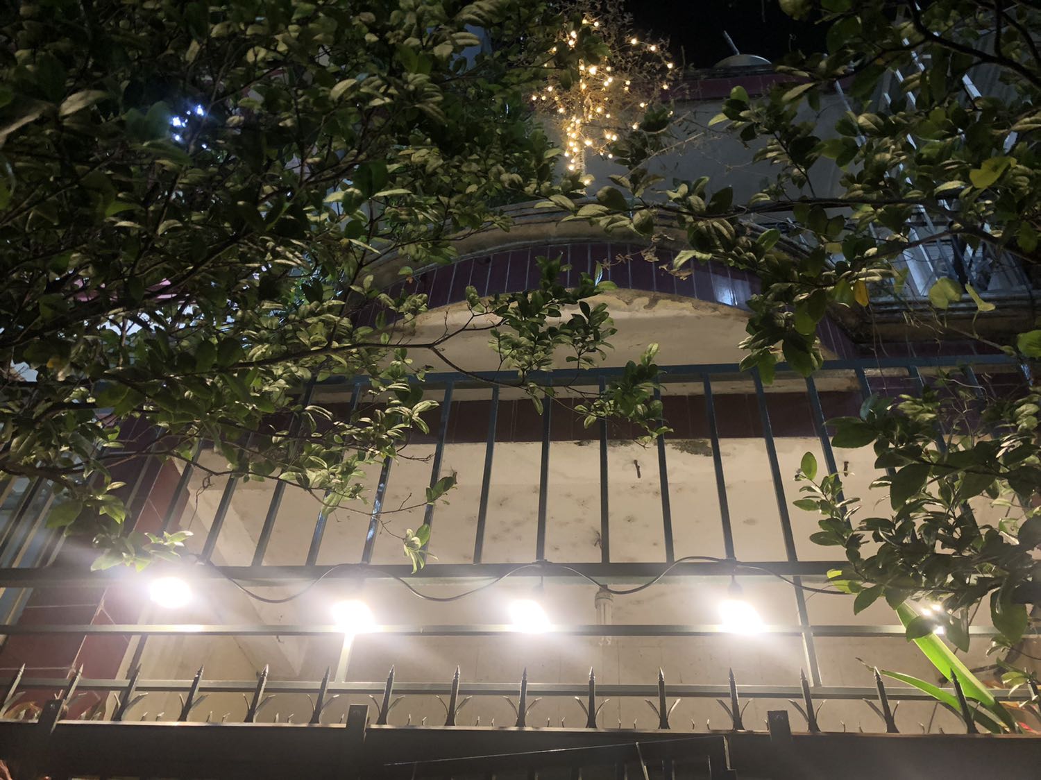 Sản phẩm đóng gói kĩ lưỡng , tiki giao hàng nhanh chóng ... bộ đèn rất sáng !!