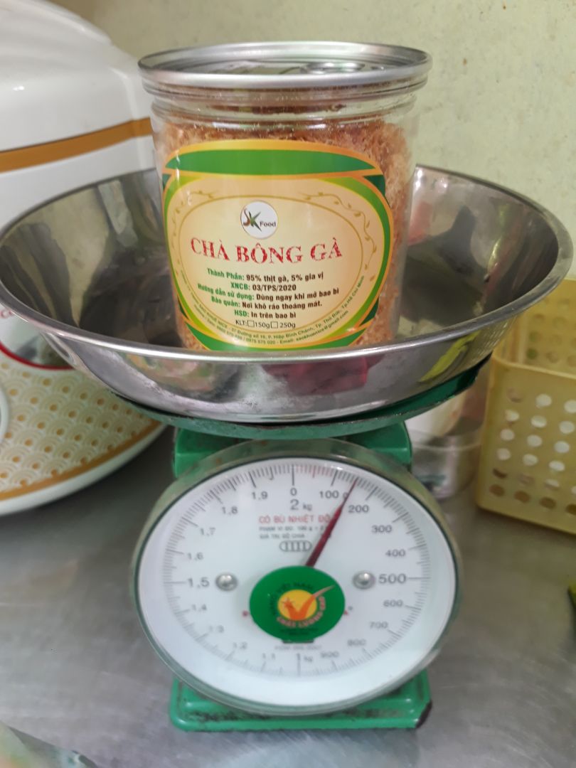 Định lượng thật có 80g thôi. Tính ra  400k/kg. Hộp và túi chống ẩm là 70g gần bằng định lượng chà bông. Với giao mình hộp thiếc như vầy ko có nắp, khui ra là phải ăn hết luôn 1 lần hay sao trời?