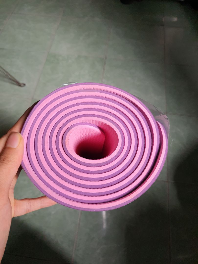 Thảm nhẹ, êm và không hề có mùi. Tiki giao hàng khá nhanh, trước dự kiến 1 ngày, đặc biệt là trước khi tới 30p còn có *** thông báo số đt shipper để mình tiện liên lạc. Mình rất hài lòng về chất lượng sản phẩm cũng như dịch vụ của Tiki.
Mình ước gì được chọn màu vì mình ghét nhất hồng tím thì cái thảm này combo vừa hồng vừa tím!
Lúc đầu khá phân vân giữa việc chọn mua thảm dày 6mm và 8mm nhưng khi hàng về loại 6mm mình vẫn thấy nó đủ êm để nâng đỡ hỗ trợ mình tập luyện nên mình nghĩ 6mm và 8mm cũng không quá khác biệt.
Giá lúc mình đặt mua là 299k trừ 15k thanh toán qua zalopay còn 284k và freeship.
Cảm ơn shop và cảm ơn Tiki!