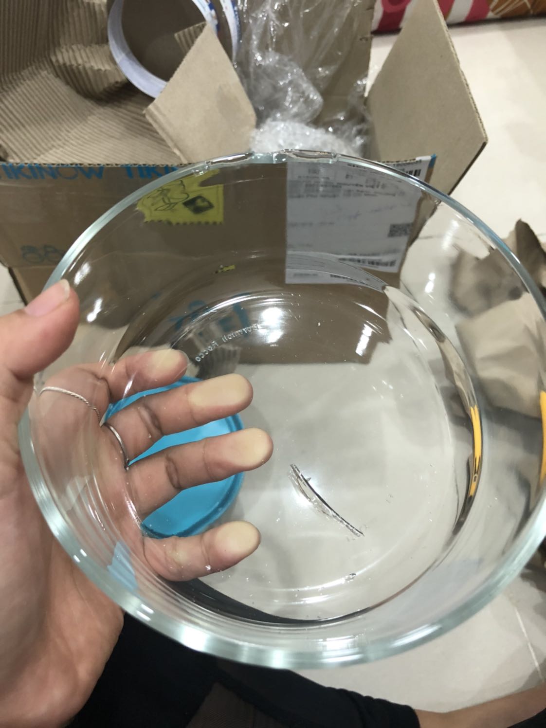 Mua hàng tiki nhiều lần, mà lần này quá là thất vọng, giao lần đầu tô bể, đã hoàn trả, lần 2 vẫn giao tô bể, không biết tiki có ktra hàng cho khách trước khi giao không vậy????