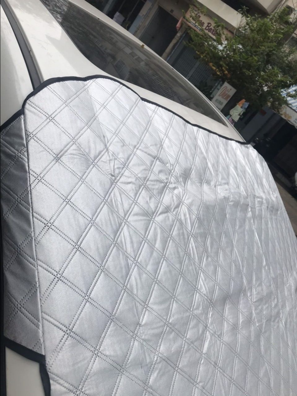 Sản phẩm đóng gói đẹp, tấm bạt dày như sản phẩm. Dễ dàng lắp đặt lên xe, sử dụng xong gấp gọn lại củng khá dễ nên rất thích . Bạt có tai ràng chắc chắn nên không gió bay nữa. Chất lượng sản phẩm tốt