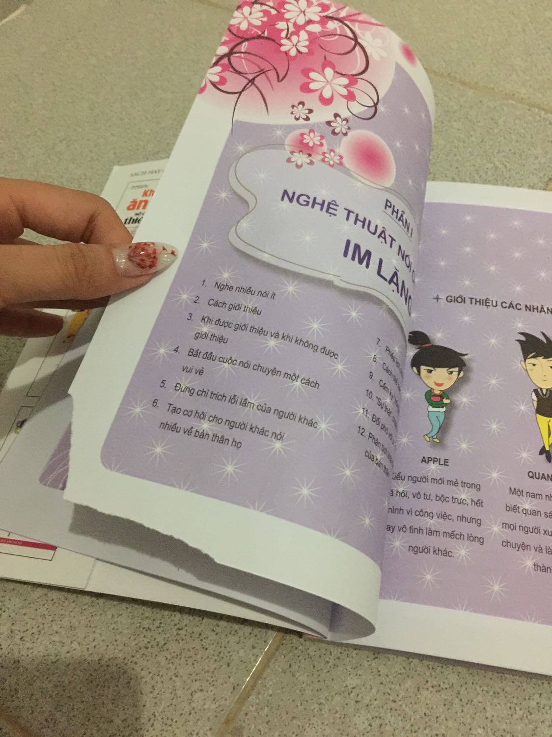 Mình là khách hàng dể tính, tương đối hài lòng với sản phẩm, vì giá phải nói là rẻ. Có điều chỉ có 1 cuốn nói thế nào để đc chào đón là còn nguyên trong bọc thôi. 2 cuốn kia đã bị khui và cuốn nói nhìu ko bằng nói đúng có 1 tờ bị rách nữa. Dù sao mình vẫn chấm 5 sao, nhưng mình mong những lần sau sẽ đc hoàn thiện hơn