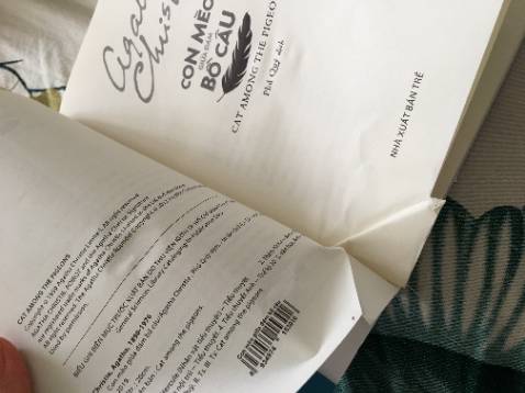 Mình mua sách nhiều nhưng đây là lần đầu nhận sách lỗi như vầy. 1 phần đầu sách bị dính kì dị như trên hình, còn rời cả gáy ra. Mình mua sách tặng nên mãi sau này mới biết, chứ biết sớm mà mình trả sản phẩm yêu cầu hoàn tiền rồi. Buồn ghê gớm.