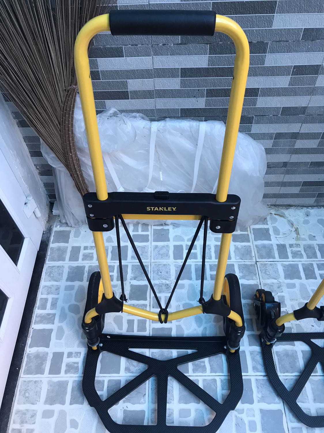 So sánh giữa hai xe thì xe mã 582 tải trọng 90kg; khung to hơn, bề ngang 50cm còn xe 584 thích hợp cho chị e đi chợ bách hoá do tải trọng 60kg; bề ngang 39cm, loại này có ưu điểm 3 bánh lên mấy gờ cầu thang thấp. Sức đẩy kéo của 582 thì nhẹ hơn. Tuỳ chủng loại mà ace chọn lựa.