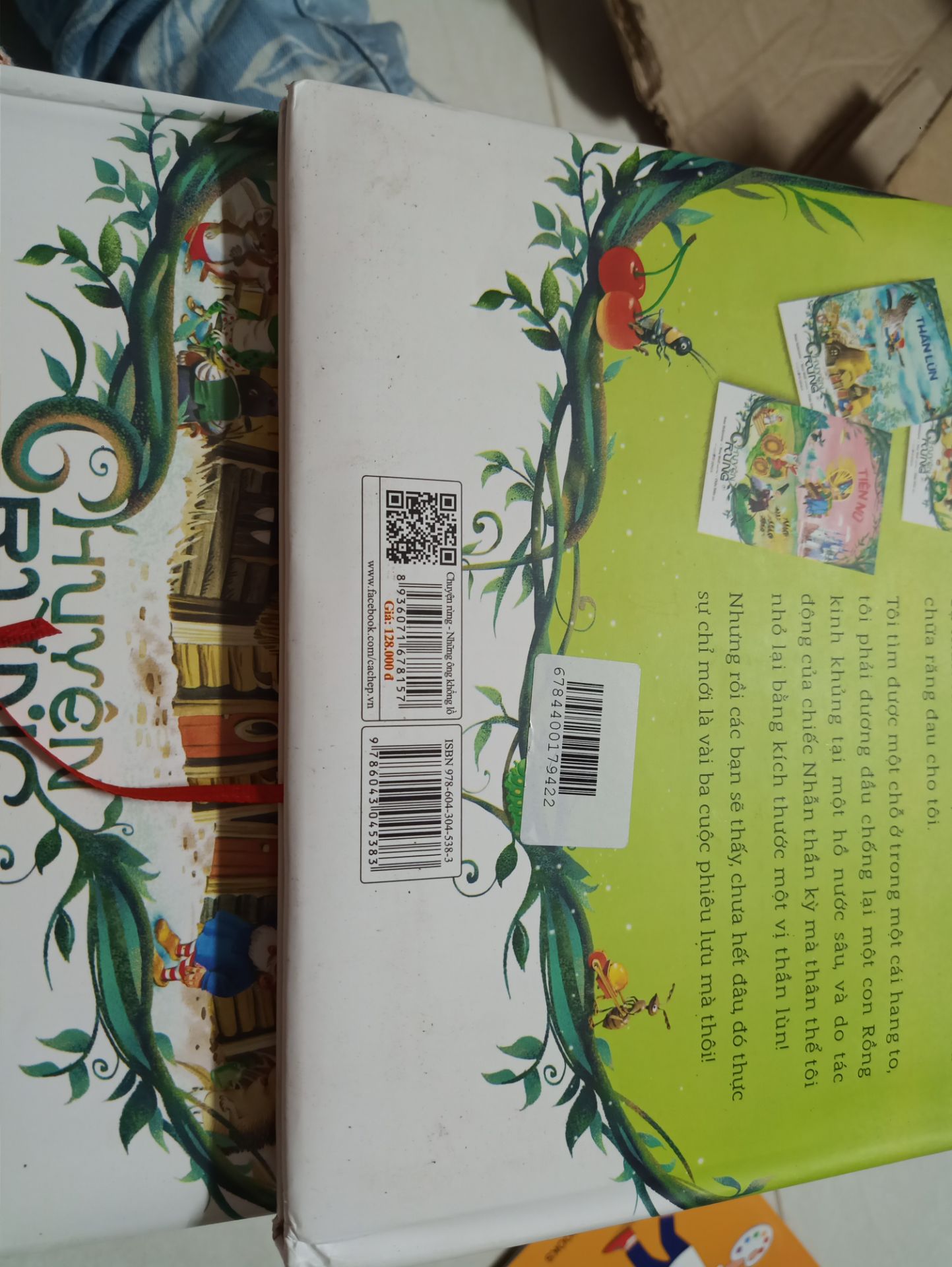 Giao hàng thùng rách, làm bìa sách bị dơ.
Sách in màu quá đậm, nhìn không đẹp và không sắc nét.