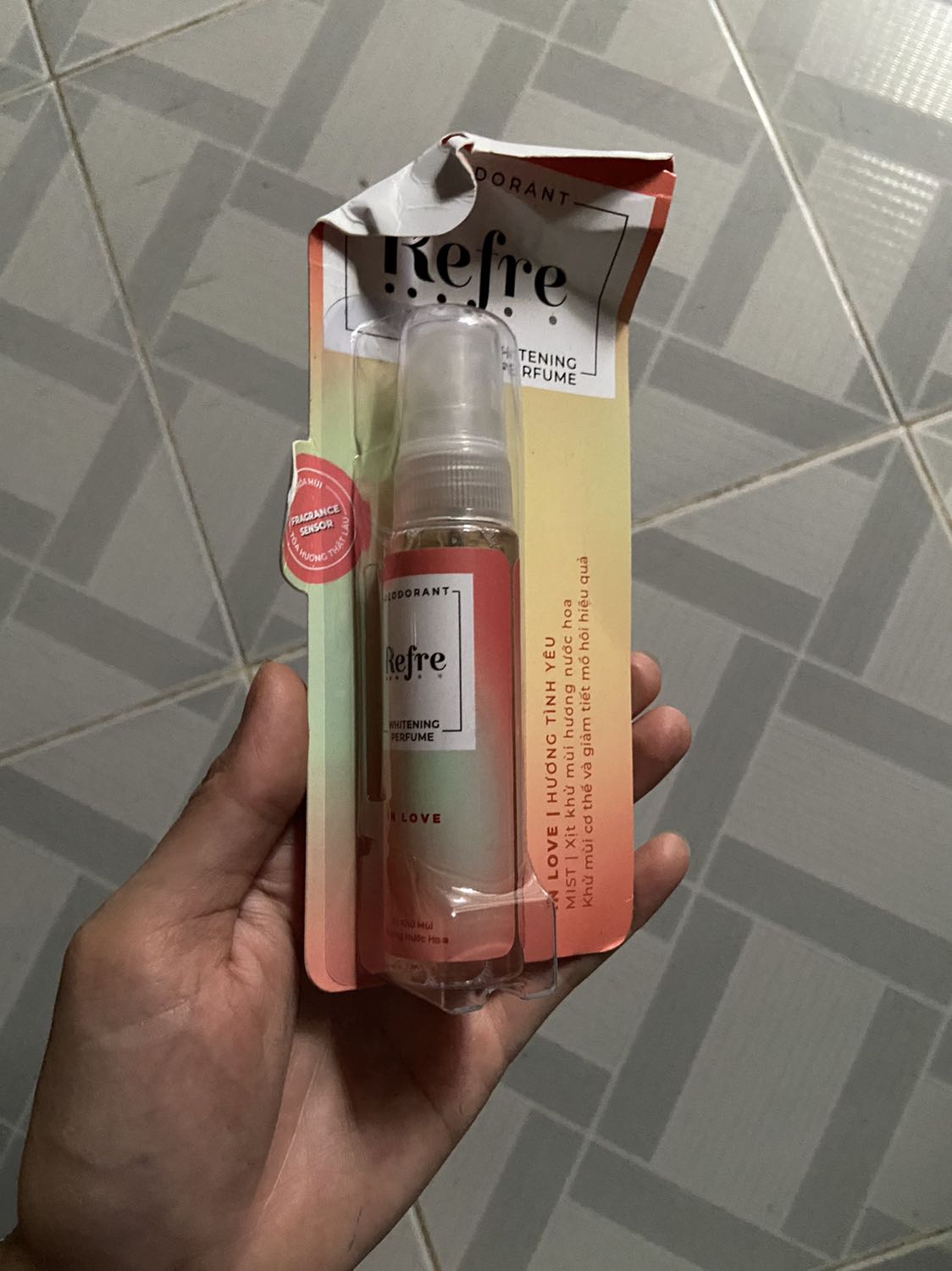 Mùi cũng thơm giá ok hộp hàng méo may k ảnh hưởng gì tới sản phẩm