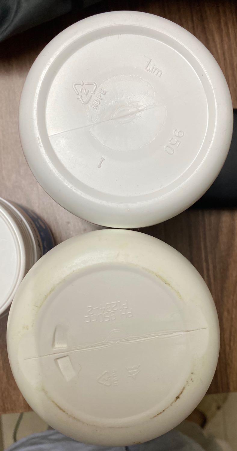 Mình so với bao bì trên lọ người nhà xách tay từ Mỹ thì thấy thông tin trùng khớp. Trên lọ có QR code của nhà nhập khẩu và check barcode cũng thấy sản phẩm. Nhưng sao bao bì bị nhăn nhúm như dán thủ công bằng tay ấy. Đáy lọ cũng ko giống đáy lọ ng nhà mình mua ở Mỹ, có phải do thay đổi nhà cung cấp lọ hay ko nữa.