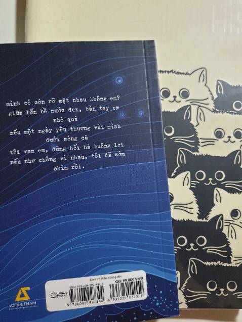 may mắn khi sở hữu trong tay quyển có chữ kí của tác giả, quyển sách hoàn hảo từ hình ảnh đến nội dung chỉ đáng tiếc một điều là Tiki đợt này gói rất ẩu, nhận sách mà bất ngờ luôn ý, chưa bao giờ mua sách bên này mà thấy gói ẩu như vậy may mắn khi sở hữu trong tay quyển có chữ kí của tác giả, quyển sách hoàn hảo từ hình ảnh đến nội dung chỉ đáng tiếc một điều là Tiki đợt này gói rất ẩu, nhận sách mà bất ngờ luôn ý, chưa bao giờ mua sách bên này mà thấy gói ẩu như vậy