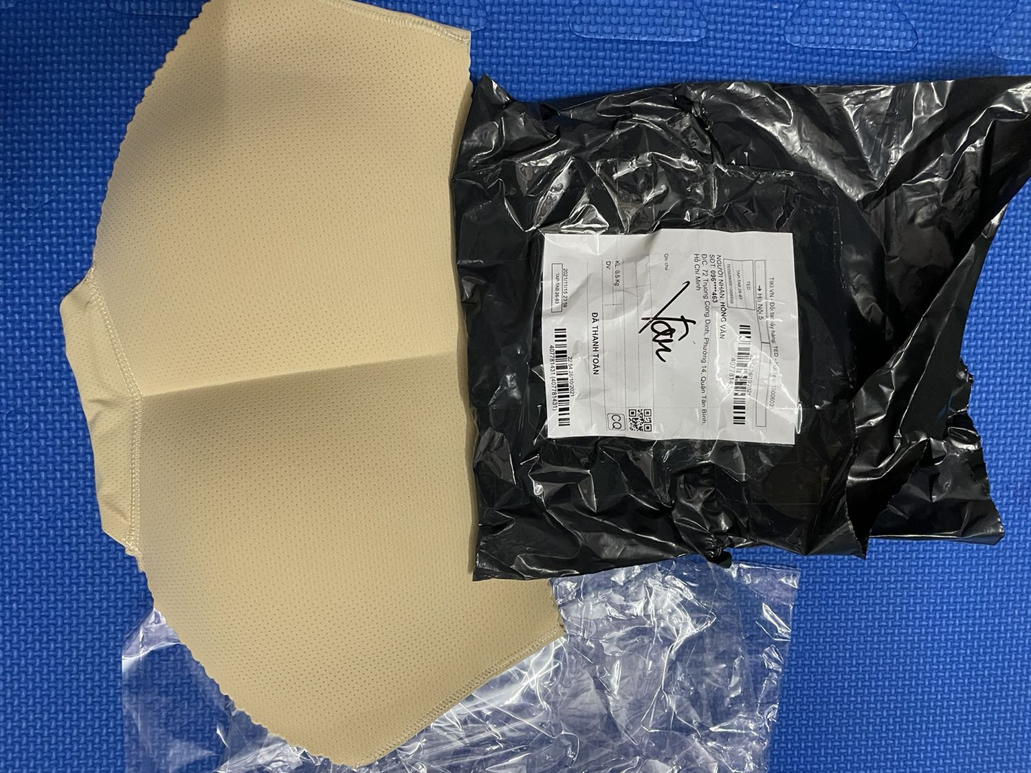 Đặt size M lại giao size L, màu đen lại giao màu này là sao shop ơi, làm k cẩn thận gì cả,