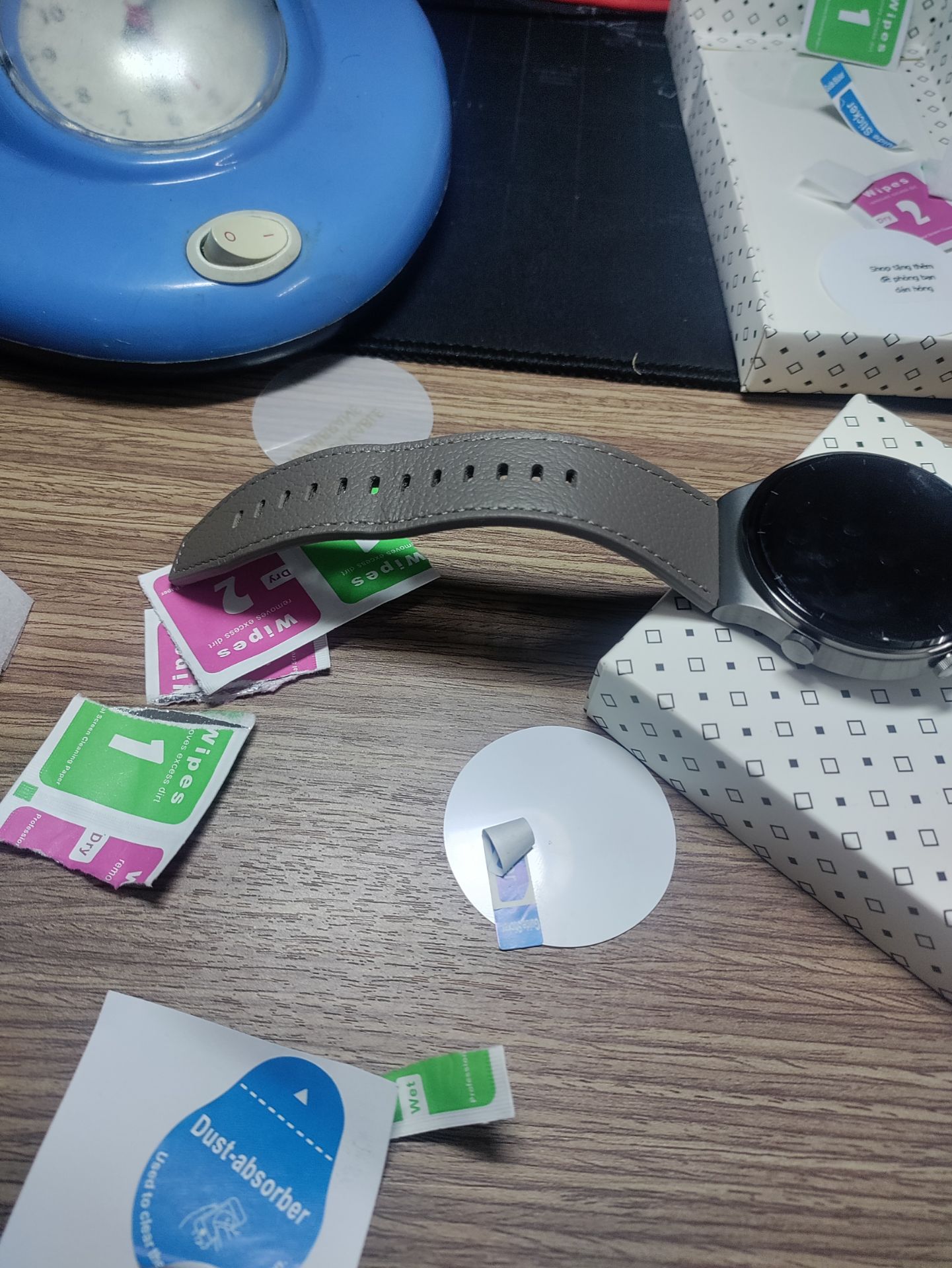 Không giống hình quảng cáo. quảng cáo là miếng dáng có 3 lớp có ghi chú 1-2-3 nhưng nhận về là 1 miếng dán bình thường không tràng viền. Giá mắc hơn những shop khác. shop khác Mỗi miếng như vầy chỉ 20k 3 miếng chỉ 50k. Nhưng do thấy quảng cáo cứ nghỉ tràng viền, có 3 lớp ghi chú rõ ràng dễ dán nên mua về với giá 59k chưa tính ship. shop cũng không có bất kỳ hướng dẫn nào cho người sử dụng. Giao dư 1 miếng còn ghi chú tặng thêm đề phòng hư (tính ra vẫn mắc so với giá trị sản phẩm nhận đc). mua mấy trăm đơn trên tiki lần đầu thấy khó chịu như vậy. Mong tiki duyệt sản phẩm rõ hơn đừng quảng cáo 1 đằng giao 1 nẽo.