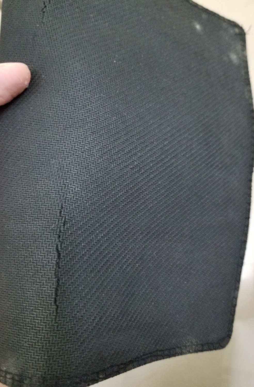 Sản phẩm ko giống hình. Mua về thấy miếng cao su còn bị gãy rách ra, có lốm đốm trắng như bị mốc meo vậy. Muì cao su nồng nặc. Sản phẩm ko có nhiêu tiền nên cũng ko đòi hỏi gì, bịt bao ngoài cũng sạch sẽ mà bên trong thấy ghê quá!