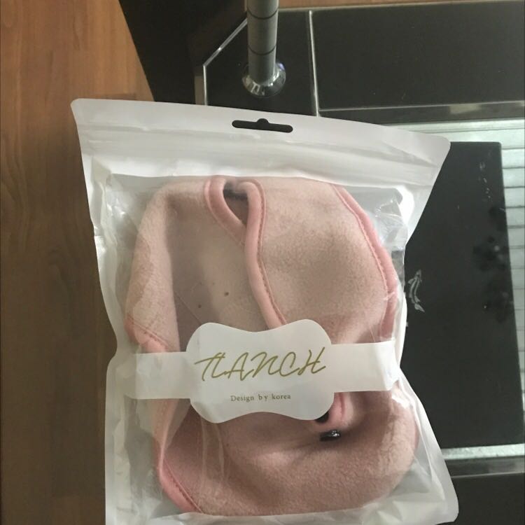 Khẩu trang kín mít kín bưng đeo vào khó thở, khó chịu lắm. Giờ đang mùa hè ko thể dùng được. Đợi đến mùa đông xem có dùng được ko.